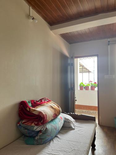 Postel nebo postele na pokoji v ubytování swastik homestay