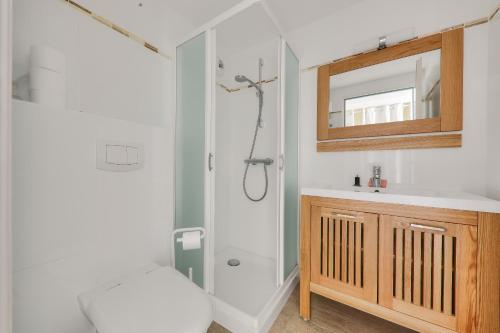 un bagno con doccia, WC e lavandino di Piscine interieure chauffee - parcs ostreicoles a Le Tour-du-Parc