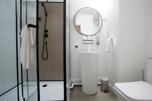 a bathroom with a mirror and a toilet at Anaïs Hôtel Bourges Nord Saint-Doulchard in Bourges