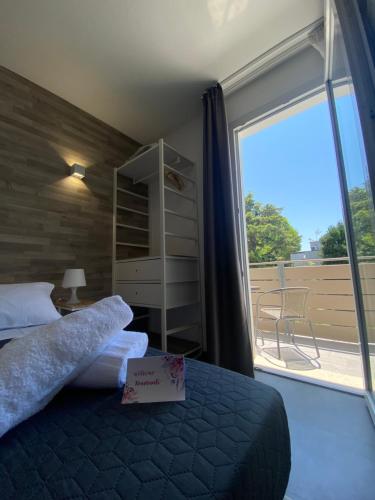 a bedroom with a bed and a large window at Boutique Hotel Nuovo Cason in Cavallino-Treporti