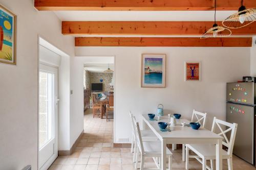 une cuisine et une salle à manger avec une table et des chaises dans l'établissement Belle maison pour 7 à 300m de la plage au Guilvinec, au Guilvinec