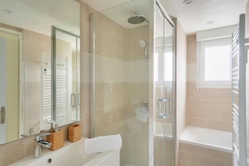 a bathroom with a shower and a sink at À 300m de la Greve Blanche - Appartement pour 6 in Le Guilvinec