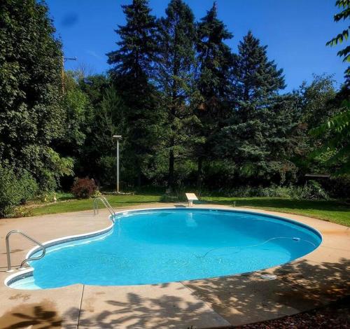 Bazén v ubytování Nautical Splash Pad Spacious 3bdrm Cedar Hot tub Wifi Hulu DisneyPlus Coffee Espresso Bar nebo v jeho okolí