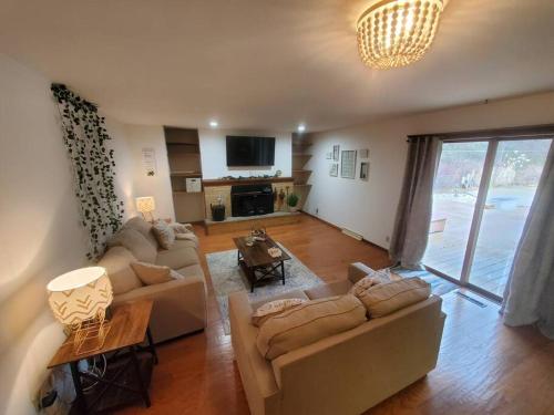 TV a/nebo společenská místnost v ubytování Nautical Splash Pad Spacious 3bdrm Cedar Hot tub Wifi Hulu DisneyPlus Coffee Espresso Bar
