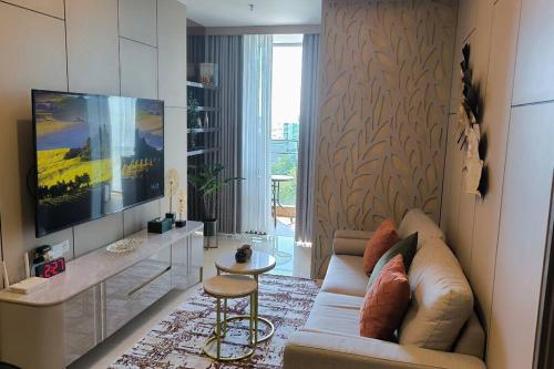 a living room with a couch and a tv at Lakuna 31 Sudirman in Makassar