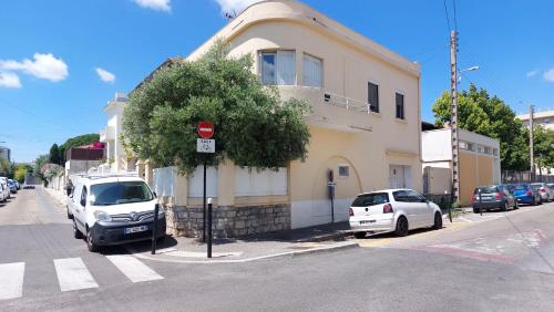 a white car parked in front of a building at superbe appartement et son garage privé gratuit in Nîmes