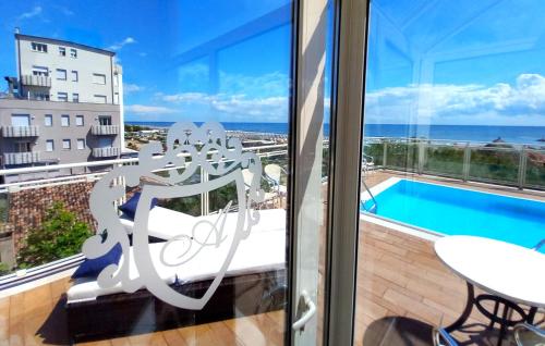 Bazén v ubytování Hotel Ariella nebo v jeho okolí