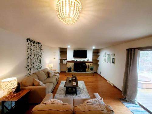 Posezení v ubytování Nautical Splash Pad Spacious 3bdrm Cedar Hot tub Wifi Hulu DisneyPlus Coffee Espresso Bar