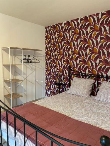 - une chambre avec un lit et un grand mur dans l'établissement Le Studio de Marcy, à La Ferté-sous-Jouarre