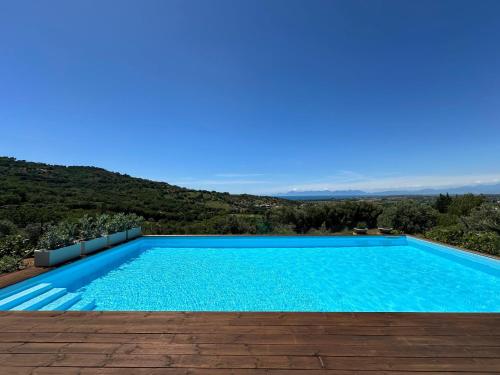 una piscina con vista sulle montagne di Il Poggio del Cilento Country House ad Agropoli