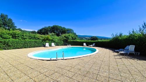 - une petite piscine avec des chaises et une table dans l'établissement Angeprovence, à Saint-Étienne-les-Orgues