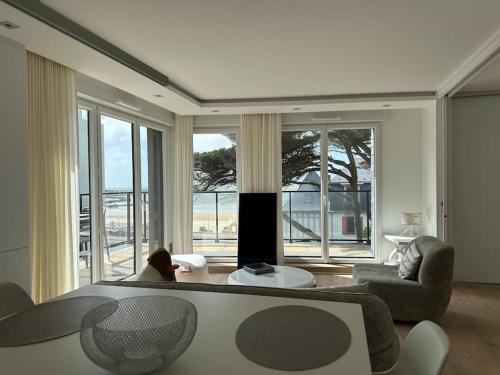 Et opholdsområde på appartement vue mer avec piscine et parking