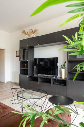 un salon avec deux chaises et une cheminée dans l'établissement Charme de Bollwiller, à Bollwiller