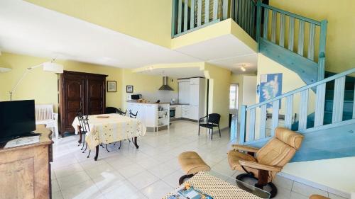 Il comprend un salon avec une table à manger et une cuisine. dans l'établissement Appartement SANTA REGINA 3 Calvi, à Calvi