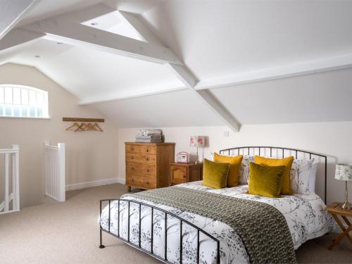 Llangorseにある1 bed property in Pennorth Brecon Beacons BN157のベッドルーム1室(黄色い枕のベッド1台付)