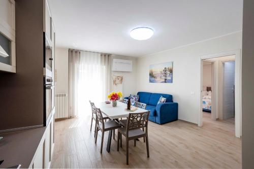 Una sala de estar con una mesa y un sofá azul. en Tropea For Family Apartment, en Tropea
