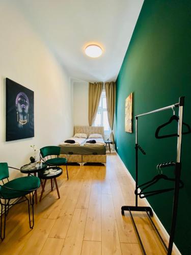 Budget Private Rooms in 8-Bedroom Apartment with Terrace