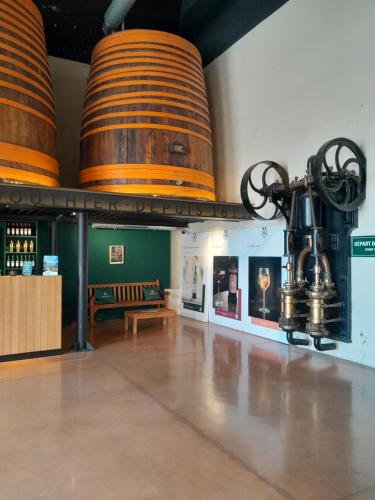 une pièce avec deux grands tonneaux sur le mur dans l'établissement Chez Jeanne, à Marseillan