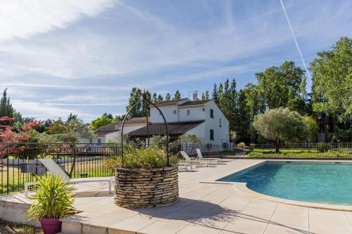une maison avec une piscine et une maison dans l'établissement Villa Sena Eyragues, familiale, à Eyragues