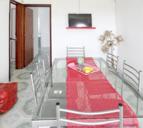 un tavolo di vetro con una tovaglia rossa sopra di 3 bedrooms apartement at Calodyne 300 m away from the beach with enclosed garden and wifi a Calodyne