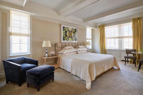 Una cama o camas en una habitación de The Mark New York