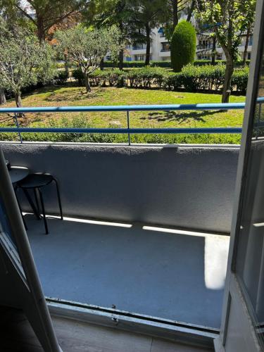 une fenêtre d'un bus avec un banc dans un parc dans l'établissement Appartement, à Marseille