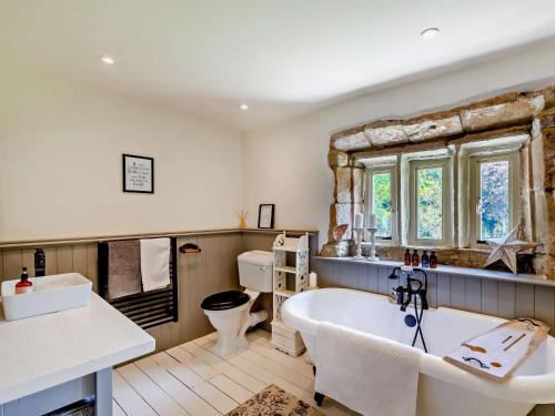 uma casa de banho com banheira e WC em 4 Bed in Skipton 95023 em Foulridge