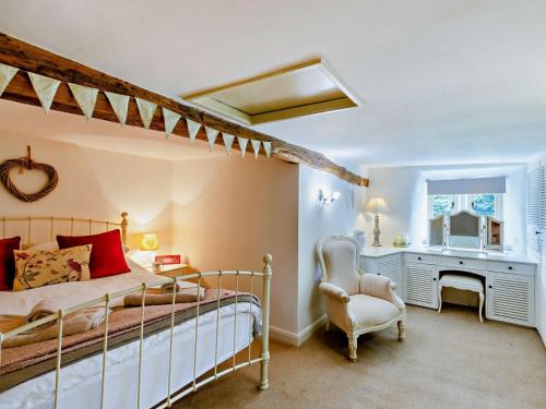 um quarto com uma cama, uma secretária e uma cadeira em 4 Bed in Skipton 95023 em Foulridge