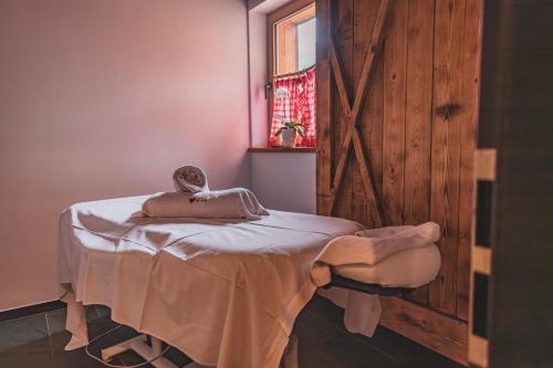 a table with a towel on it in a room at Bio Aparthotel Blaslahof in Valle Di Casies