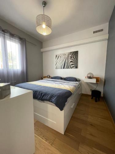 - une chambre avec un lit, une table et une lampe dans l'établissement Angle 95, à Lille