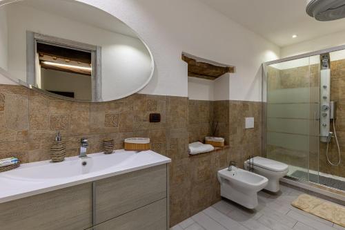 Koupelna v ubytování Pociano 1863 - Country House with Stunning view of Siena