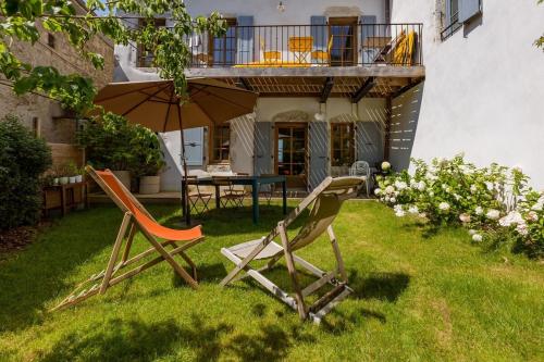 タロワールにあるAppartement avec Jardin & vue Lac Talloires (15' Annecy)の家庭の椅子2脚