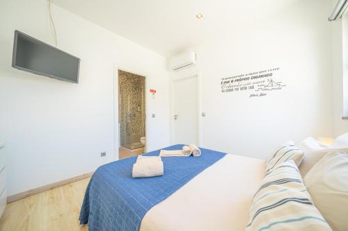 a bedroom with a bed with two towels on it at Hostel Supremo in Armação de Pêra