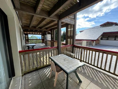ein Tisch und ein Stuhl auf einem Balkon in der Unterkunft Joli studio en montagne in Font Romeu Odeillo Via