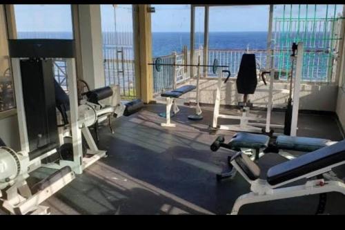 The fitness centre and/or fitness facilities at Spectacular Condominium between the city and the sea