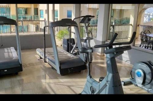 The fitness centre and/or fitness facilities at Spectacular Condominium between the city and the sea