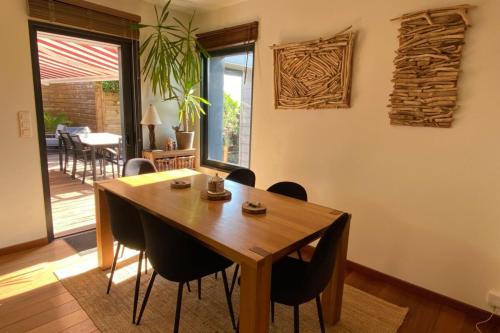 une salle à manger avec une table et des chaises en bois dans l'établissement Maison Molière, à Quimper