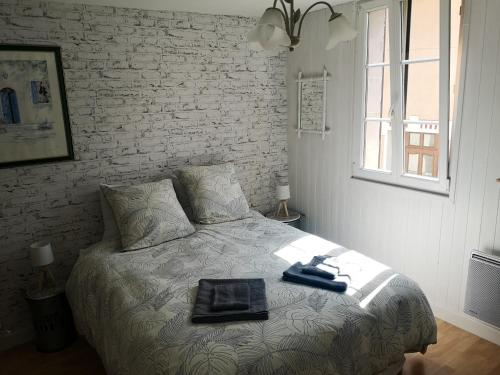 une chambre avec un lit avec un plateau dessus dans l'établissement Maison Familiale à 5 min de LaON, à Vorges