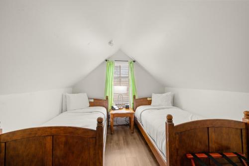 Postel nebo postele na pokoji v ubytování Coombs Inn & Suites