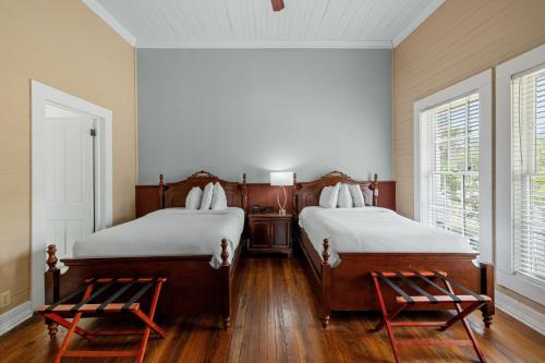 Postel nebo postele na pokoji v ubytování Coombs Inn & Suites