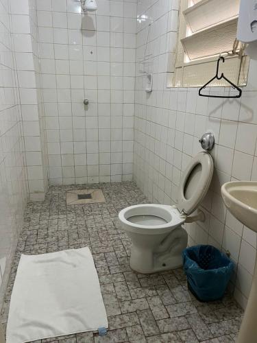 a bathroom with a toilet and a sink at Hotel GMatos Belo Horizonte - Próximo a Rodoviária e Mercados Turísticos in Belo Horizonte