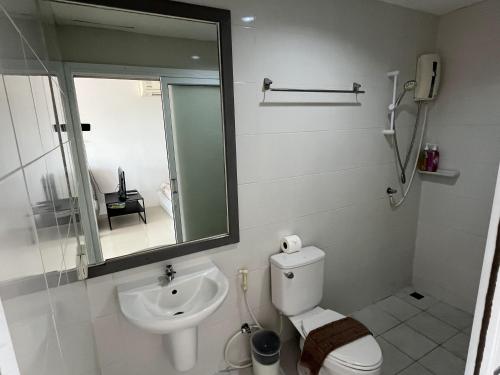 ein Badezimmer mit einem Waschbecken, einem WC und einem Spiegel in der Unterkunft Bann Kanchana in Bangrak Beach