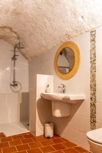 une salle de bain avec un lavabo et une douche dans l'établissement Gîte Bleu - Les Gîtes de La Closerie - Charme & Détente en Sud Touraine - Châteaux de la Loire, à Le Tranger
