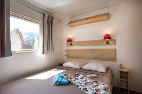 Postel nebo postele na pokoji v ubytování Huttopia Millau
