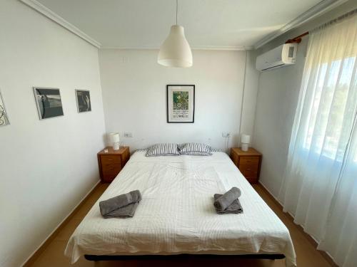 En eller flere senge i et værelse på Family stay house with pool