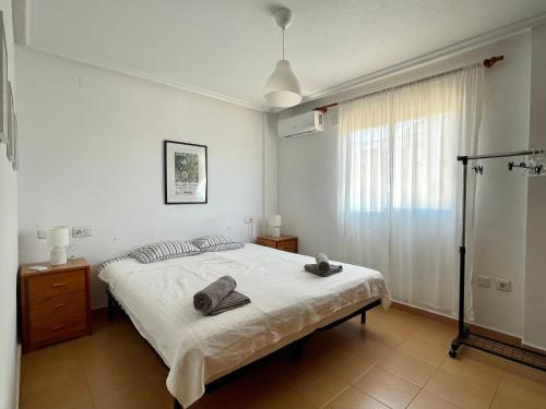 En eller flere senge i et værelse på Family stay house with pool