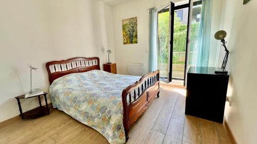 En eller flere senge i et værelse på LOGEMENT ENTIER 2 PIECES PARKING 5'métro