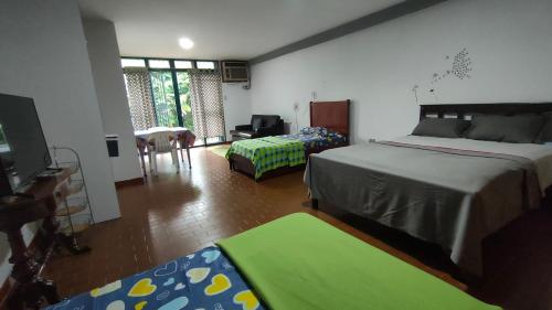 una camera con due letti e un soggiorno di Sorokaima a Caracas