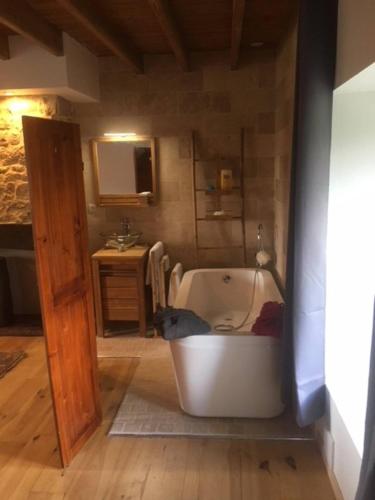 une salle de bain avec une baignoire et un lavabo dans l'établissement Découverte d'un Haras proche du Mont St Michel, à Hambye