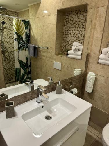 Un baño de Ada's Luxury Apartment - Old City